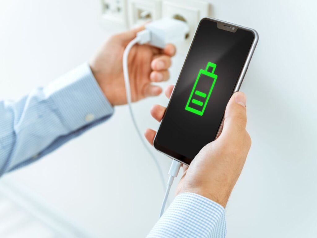 خطورة استخدام الهاتف أثناء الشحن