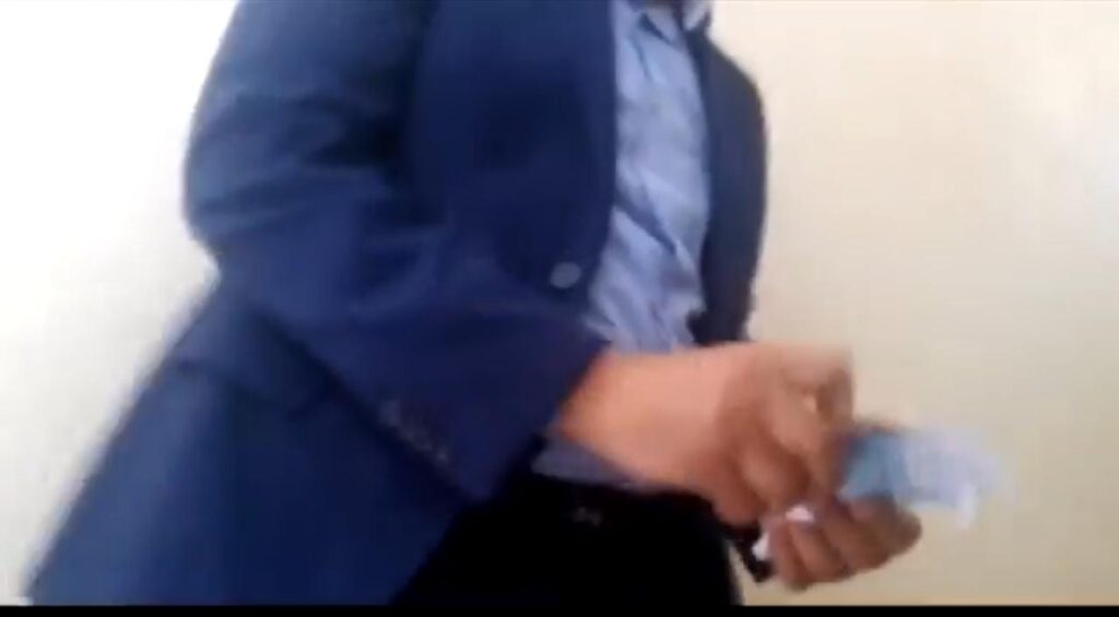 الأحرار يجمد عضوية مرشح لانتخابات الغرف المهنية قدم رشوة