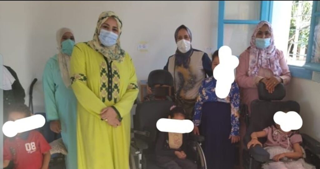 أطفال في وضعية إعاقة يستفيدون من كراسٍ وأحذية خاصة