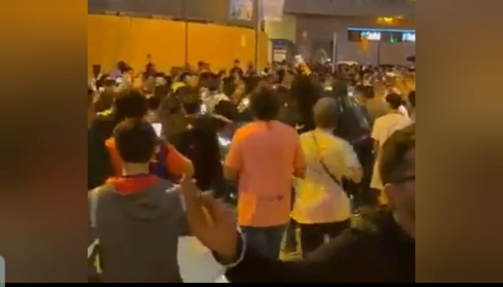 شاهد.. ‏جماهير برشلونة تهاجم سيارة كومان بعد الهزيمة أمام الريال