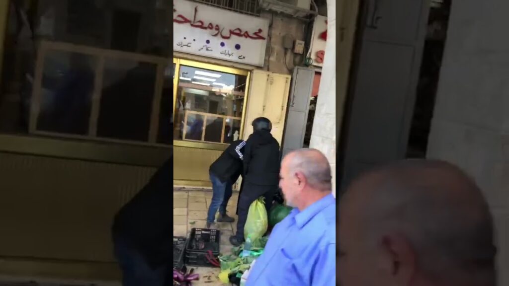 قوات الاحتلال تعتدي على فلسطينيات بالقدس وتصادر بضاعتهن