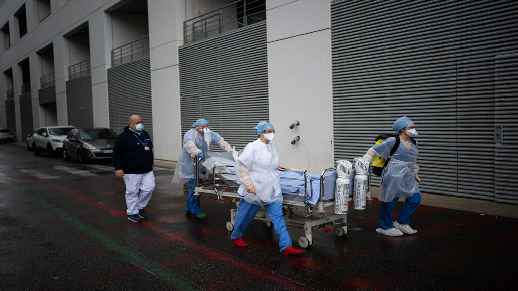 فرنسا تسجل رقما قياسيا جديدا في إصابات كورونا اليومية
